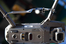 Laden Sie das Bild in den Galerie-Viewer, Roboterwerk M.O.N.A. Mavic Dual: doppelte LED-Scheinwerfer für DJI Mavic Pro, Mavic 2 Zoom, Mavic 2 Pro