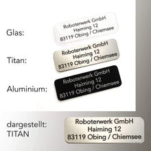 Laden Sie das Bild in den Galerie-Viewer, Roboterwerk Drohnen-Kennzeichen - 30x10mm, Aluminium in verschiedenen Farben, Titan oder Glas