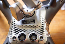 Laden Sie das Bild in den Galerie-Viewer, Roboterwerk Drohnen-Kennzeichen - 30x10mm, Aluminium in verschiedenen Farben, Titan oder Glas