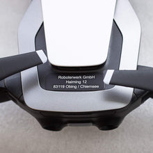 Laden Sie das Bild in den Galerie-Viewer, Roboterwerk Drohnen-Kennzeichen - 30x10mm, Aluminium in verschiedenen Farben, Titan oder Glas