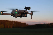 Laden Sie das Bild in den Galerie-Viewer, Roboterwerk - Air 2S Single MONA 700 Scheinwerfer und Positions Licht mit doppel LED Strahler und USB Akku bis zu 700 Lumen (für DJI Air 2S)