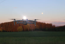 Laden Sie das Bild in den Galerie-Viewer, Roboterwerk - Air 2S Single MONA 700 Scheinwerfer und Positions Licht mit doppel LED Strahler und USB Akku bis zu 700 Lumen (für DJI Air 2S)