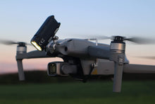 Laden Sie das Bild in den Galerie-Viewer, Roboterwerk - Air 2S Single MONA 700 Scheinwerfer und Positions Licht mit doppel LED Strahler und USB Akku bis zu 700 Lumen (für DJI Air 2S)