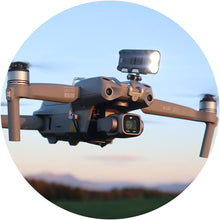 Laden Sie das Bild in den Galerie-Viewer, Roboterwerk - Air 2S Single MONA 700 Scheinwerfer und Positions Licht mit doppel LED Strahler und USB Akku bis zu 700 Lumen (für DJI Air 2S)
