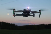 Laden Sie das Bild in den Galerie-Viewer, Roboterwerk - Air 2S Single SELFIE 55 Positions Licht mit LED Strahler und USB Akku bis zu 55 Lumen (für DJI Air 2S)