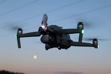 Laden Sie das Bild in den Galerie-Viewer, Roboterwerk - Air 2S Single SELFIE 55 Positions Licht mit LED Strahler und USB Akku bis zu 55 Lumen (für DJI Air 2S)