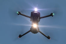 Laden Sie das Bild in den Galerie-Viewer, Roboterwerk - Air 2S Single SELFIE 55 Positions Licht mit LED Strahler und USB Akku bis zu 55 Lumen (für DJI Air 2S)