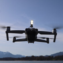 Laden Sie das Bild in den Galerie-Viewer, Roboterwerk - Air 2 Single MONA 700 Scheinwerfer und Positions Licht mit doppel LED Strahler und USB Akku bis zu 700 Lumen (für DJI Mavic Air 2)