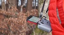 Laden Sie das Bild in den Galerie-Viewer, Schultergurt mit waagrechter Aufhängung für DJI Mini 2 und Mavic Air 2 Fernsteuerung fürs Smartphone
