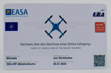 Laden Sie das Bild in den Galerie-Viewer, Roboterwerk Drohnenführerschein nach LBA-Vorgaben - EU-Kompetenznachweis A1/A3 und A2, mit QR-Code + Foto-ID, Scheckkartengröße, hochwertige Plastikkarte mit über 600dpi