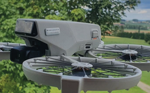 Laden Sie das Bild in den Galerie-Viewer, Flying-Drone Drohnen Plakette e-ID Kennzeichen Schild Alu | Design EASA registriert 20×8 e-ID / 20×11mm e-ID + Text | Lasergraviert feuerfest selbstklebend | für DJI Mini &amp; alle Drohnen | &lt;0,3g