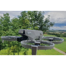 Laden Sie das Bild in den Galerie-Viewer, Flying-Drone Drohnen Plakette e-ID Kennzeichen Schild Alu | Design EASA registriert 20×8 e-ID / 20×11mm e-ID + Text | Lasergraviert feuerfest selbstklebend | für DJI Mini &amp; alle Drohnen | &lt;0,3g