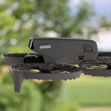 Laden Sie das Bild in den Galerie-Viewer, Flying-Drone Drohnen Plakette e-ID Kennzeichen Schild Alu | Design EASA registriert 20×8 e-ID / 20×11mm e-ID + Text | Lasergraviert feuerfest selbstklebend | für DJI Mini &amp; alle Drohnen | &lt;0,3g