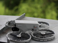 Laden Sie das Bild in den Galerie-Viewer, Flying-Drone Drohnen Plakette e-ID Kennzeichen Schild Alu | Design EASA registriert 20×8 e-ID / 20×11mm e-ID + Text | Lasergraviert feuerfest selbstklebend | für DJI Mini &amp; alle Drohnen | &lt;0,3g