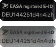 Laden Sie das Bild in den Galerie-Viewer, Flying-Drone Drohnen Plakette e-ID Kennzeichen Schild Alu | Design EASA registriert 20×8 e-ID / 20×11mm e-ID + Text | Lasergraviert feuerfest selbstklebend | für DJI Mini &amp; alle Drohnen | &lt;0,3g