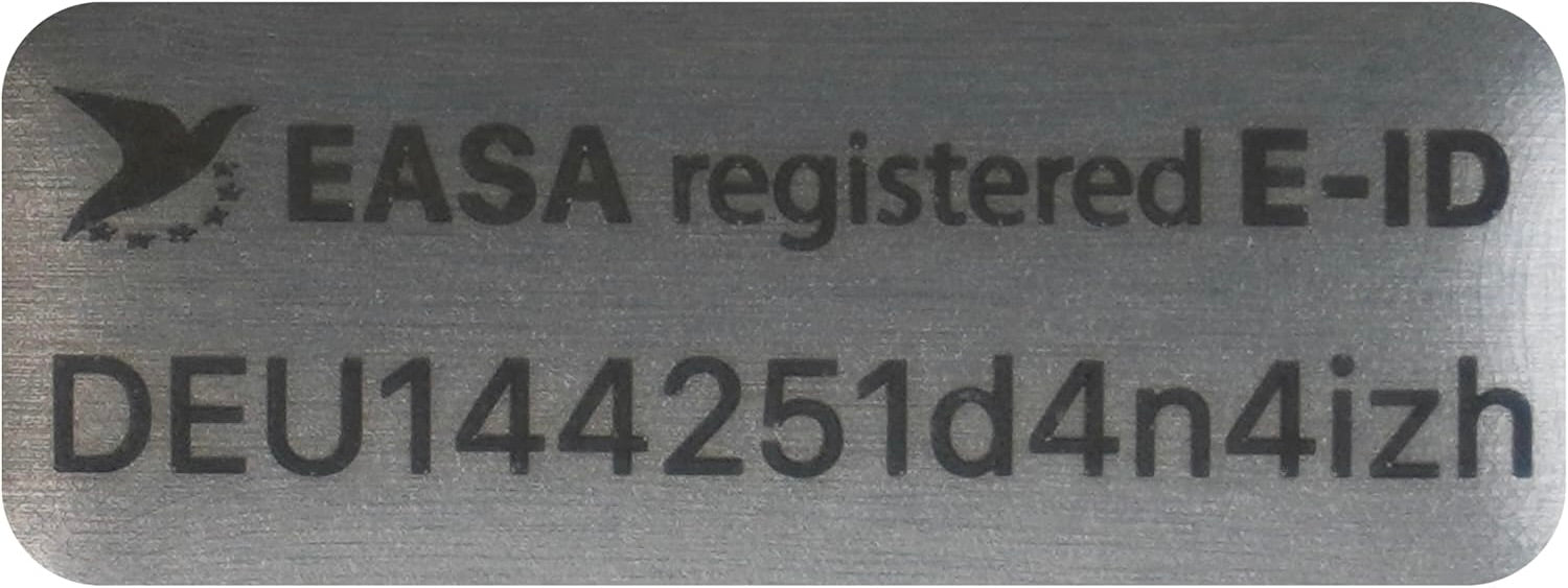 Flying-Drone Drohnen Plakette e-ID Kennzeichen Schild Alu | Design EASA registriert 20×8 e-ID / 20×11mm e-ID + Text | Lasergraviert feuerfest selbstklebend | für DJI Mini & alle Drohnen | <0,3g