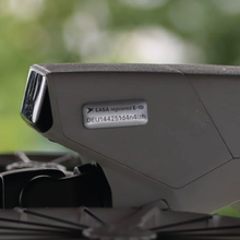 Laden Sie das Bild in den Galerie-Viewer, Flying-Drone Drohnen Plakette e-ID Kennzeichen Schild Alu | Design EASA registriert 20×8 e-ID / 20×11mm e-ID + Text | Lasergraviert feuerfest selbstklebend | für DJI Mini &amp; alle Drohnen | &lt;0,3g