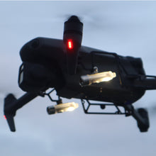 Laden Sie das Bild in den Galerie-Viewer, Doppelscheinwerfer SELFIE 300 Dual seitlich an einer DJI Mavic 3 in der Dämmerung, Schrägansicht