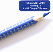 Laden Sie das Bild in den Galerie-Viewer, Drohnenkennzeichen 30×10 mm in Alu Blau mit weißer Gravur, im Größenvergleich neben einem blauen Stift