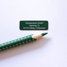 Laden Sie das Bild in den Galerie-Viewer, Drohnenkennzeichen 30×10 mm in Alu Grün mit weißer Gravur, im Größenvergleich neben einem grünen Stift