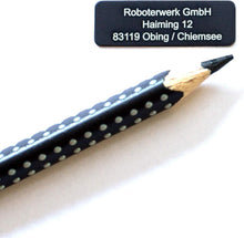 Laden Sie das Bild in den Galerie-Viewer, Roboterwerk Drohnenkennzeichen 30×10 mm in Alu Schwarz mit weißer Gravur, neben einem schwarzen Stift
