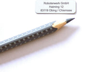 Laden Sie das Bild in den Galerie-Viewer, Drohnenkennzeichen 30×10 mm in Alu Silber mit dunkler Gravur, im Größenvergleich neben einem grauen Stift