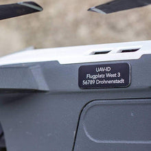 Laden Sie das Bild in den Galerie-Viewer, UAV-ID Drohnenkennzeichen mit Beispieladresse, Detailansicht am Rumpf einer Drohne