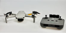 Laden Sie das Bild in den Galerie-Viewer, DJI Mini 2 Vorführmodell mit wenig Flugzeit, Zubehör und exklusivem Roboterwerk-Bundle